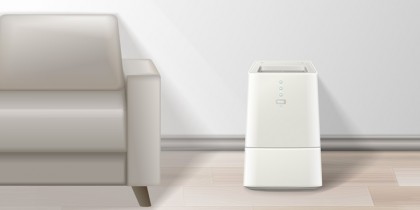 Modelo de aire acondicionado portátil colocado en una habitación luminosa, representando una opción eficiente y de bajo consumo para enfriar el hogar en verano.